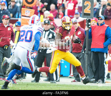 Redskins de Washington d'utiliser de nouveau Matt Jones (31) porte le ballon dans le quatrième trimestre contre les Bills de Buffalo au FedEx Field à Landover, Maryland le Dimanche, Décembre 20, 2015. Les Redskins a gagné le match 35-25. Credit : Ron Sachs/CNP - AUCUN FIL SERVICE - Banque D'Images