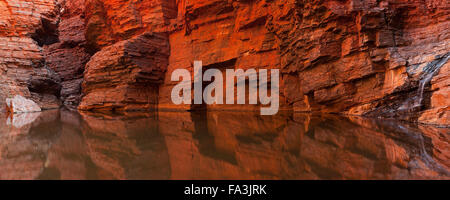 Réflexions sur les falaises à la main courante piscine dans le parc national de Karijini, dans l'ouest de l'Australie. Banque D'Images