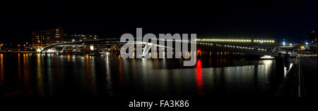 Vue panoramique de nuit sur le pont moderne à Amsterdam (Hollande septentrionale, Pays-Bas) Banque D'Images