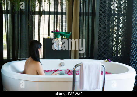 Une jeune femme d'Amérique latine se détendre dans un spa Banque D'Images