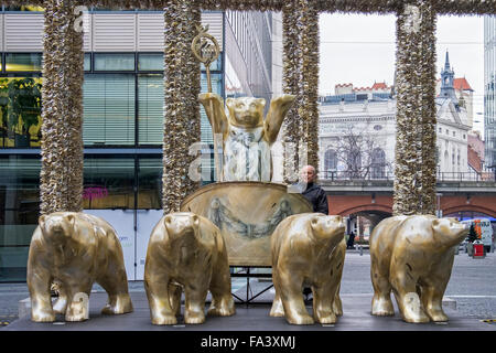 Berlin, Golden buddy bears et char à Noël au Neues Kranzler Eck centre commercial moderne Banque D'Images