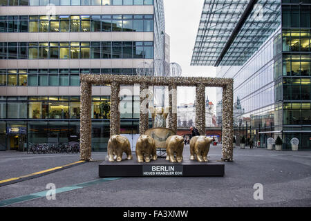 Berlin, Golden buddy bears et char à Noël au Neues Kranzler Eck centre commercial moderne Banque D'Images