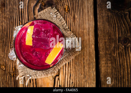 Verre à liqueur de pamplemousse sur fond de bois rustique Banque D'Images