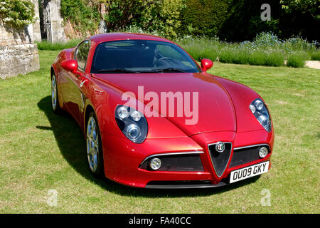 D'une Alfa Romeo 8C Competizione moteur coupé sport voiture à la Wilton House Classic & Supercar Show, Wiltshire, 2015. Banque D'Images