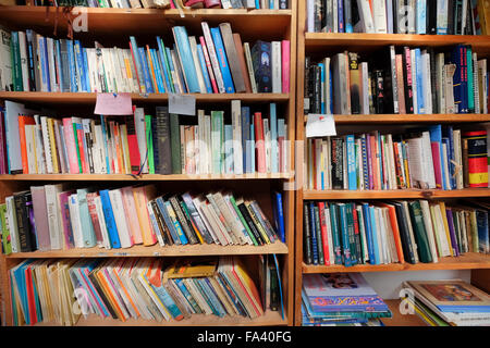 Livres en vente dans la librairie 'honnêteté', Hay-on-Wye, Powys, Pays de Galles. Banque D'Images