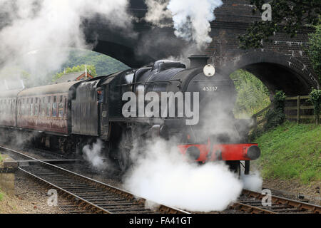 Stanier LMS Classe 5, 'Black 5', 45337, tirant un train sur le chemin North Norfolk, Norfolk, Angleterre, Royaume-Uni. Banque D'Images