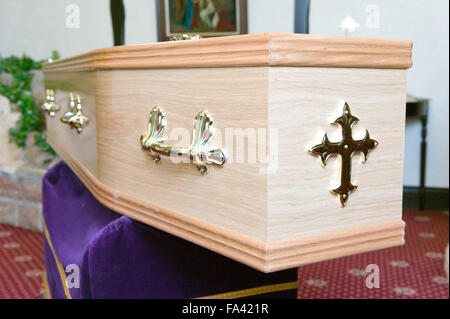 Cercueil en bois couché sur catafalque dans un crématorium, Banque D'Images