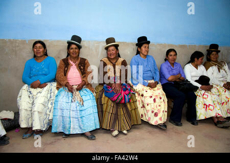 Les spectateurs, musiciens, chefs du gouvernement à la célébration de l'année 500 Luribay, Bolivie, un petit village de Bolivie, Amérique du Sud Banque D'Images