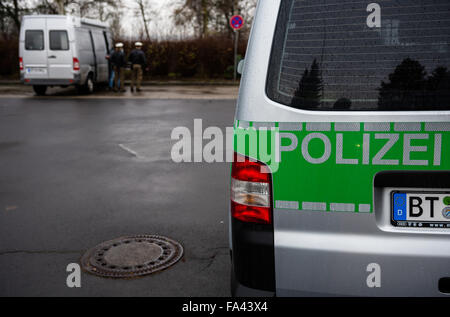 Bayreuth, Allemagne. Dec 21, 2015. Un véhicule de police stationné près d'une scène de crime après une fusillade qui a fait trois morts et un blessé sérieusement à Bayreuth, Allemagne, 21 décembre 2015. L'enquête par le procureur de la République indiquent une confrontation au cours d'une relation. PHOTO : NICOLAS ARMER/DPA/Alamy Live News Banque D'Images