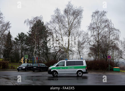 Bayreuth, Allemagne. Dec 21, 2015. Un véhicule de police stationné près d'une scène de crime après une fusillade qui a fait trois morts et un blessé sérieusement à Bayreuth, Allemagne, 21 décembre 2015. L'enquête par le procureur de la République indiquent une confrontation au cours d'une relation. PHOTO : NICOLAS ARMER/DPA/Alamy Live News Banque D'Images