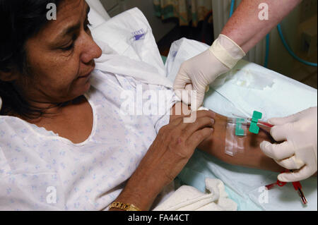 Infirmière de soutien mise hors ligne à partir de patients dialysés, bras Banque D'Images