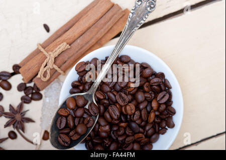 Sucre de café et d'épices sur plus de Silver Spoon table rustique en bois blanc Banque D'Images