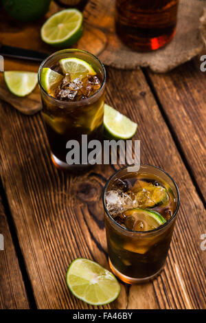 Cuba Libre frais avec rhum brun et savoureux de la chaux Banque D'Images