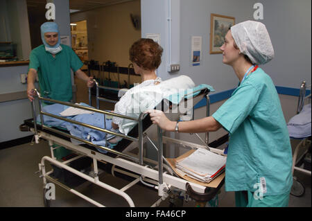 Être patient en salle d'opération à roues par les praticiens, Service de l'utilisation Banque D'Images