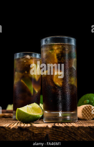 Cuba Libre frais avec rhum brun et savoureux de la chaux Banque D'Images