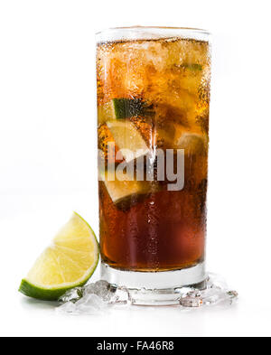 Cuba Libre (frais isolé sur fond blanc) avec rhum brun et lime Banque D'Images