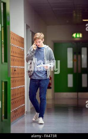 Un adolescent accueil téléphones avec ses résultats sur 'A' les résultats au niveau de l'école communautaire à jour Abbeywood Bristol, Royaume-Uni Banque D'Images