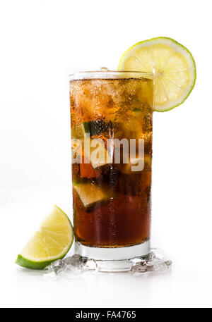 Cuba Libre (frais isolé sur fond blanc) avec rhum brun et lime Banque D'Images