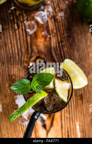 Cuba Libre frais avec rhum brun et savoureux de la chaux Banque D'Images