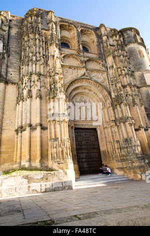 Façade gothique et porte d'église Santa Maria de la Asuncion, village d'Arcos de la Frontera, Espagne Banque D'Images