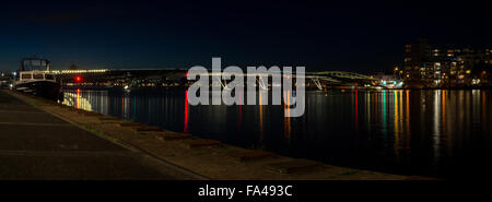 Vue panoramique de nuit sur le pont moderne à Amsterdam (Hollande septentrionale, Pays-Bas) Banque D'Images