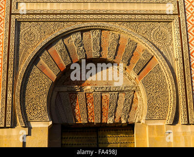 Passage de porte mauresque de pierre finement inscrit la Grande Mosquée de Cordoue, Cordoue, Espagne Banque D'Images