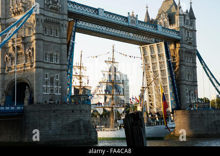 Tower Bridge ouvert avec le grand navire de la marine colombienne Gloria en passant par l'ARC, partie de la Thames, London festival totalement. Banque D'Images