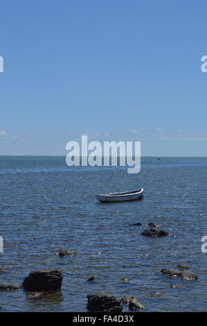 Boat sea sky blue rock Banque D'Images