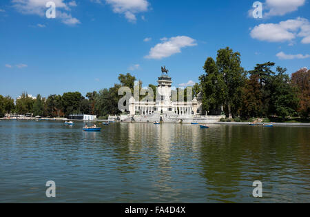 Alfonso Monument et lac de plaisance parc del Buen Retiro à Madrid Banque D'Images