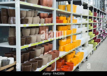 Poterie céramique sur des étagères au garden centre, Augsbourg, Bavière, Allemagne Banque D'Images