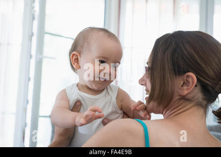 Cute little baby boy jouant avec sa mère à la maison, Munich, Bavière, Allemagne Banque D'Images