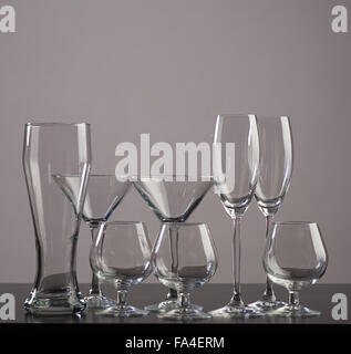 Ensemble de verres pour les boissons alcoolisées sur fond sombre Banque D'Images