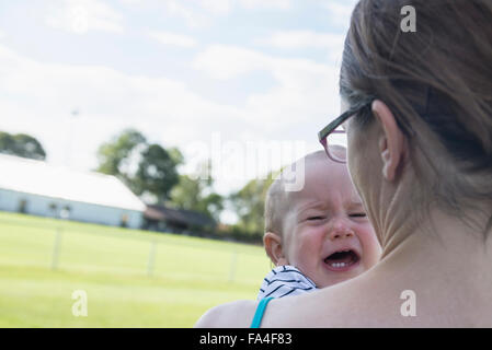 Bébé garçon pleurer dans les bras de sa mère, Munich, Bavière, Allemagne Banque D'Images