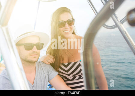 Jeune homme et jeune femme bénéficiant d'un tour de bateau en vacances. Banque D'Images