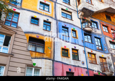 Maison Hundertwasser, façade colorée, fragment historique populaire de Vienne, Autriche Banque D'Images