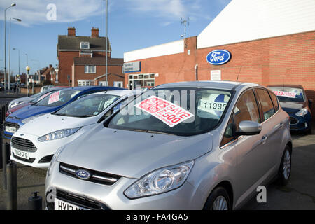 Les ventes de voitures d'avant-cour Garage Banque D'Images