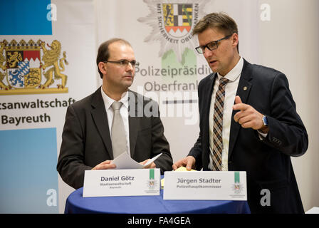 Bayreuth, Allemagne, 21 décembre 2015. Daniel Goetz du ministère public de Bayreuth et inspecteur en chef Juergen Stadter parler lors d'une conférence de presse à Bayreuth, Allemagne, 21 décembre 2015. Trois personnes ont été trouvés morts et un gravement blessés après une fusillade à Bayreuth. L'enquête par le procureur de la République indiquent une confrontation au cours d'une relation. PHOTO : NICOLAS ARMER/DPA/Alamy Live News Banque D'Images