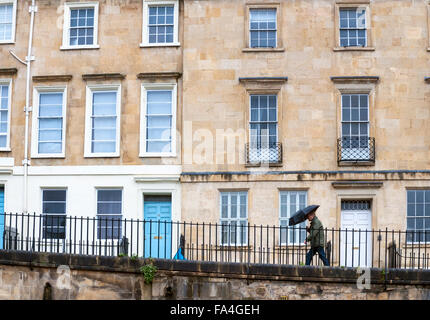 Bath, Somerset, Royaume-Uni. 21 décembre 2015. Météo France : Le vent et la pluie comme un homme passe devant l'architecture classique de la ville de spa. Crédit : Richard Wayman/Alamy Live News Banque D'Images