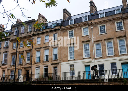 Bath, Somerset, Royaume-Uni. 21 décembre 2015. Météo France : Le vent et la pluie comme un homme passe devant l'architecture classique de la ville de spa. Crédit : Richard Wayman/Alamy Live News Banque D'Images