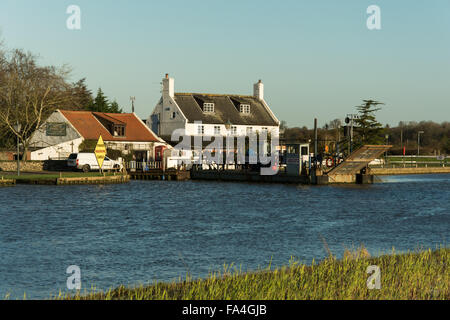 Chaîne Reedham Ferry sur la rivière Yare Norfolk Banque D'Images