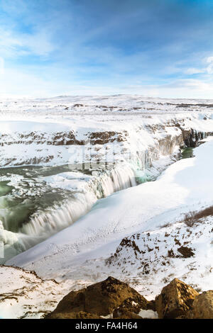 La célèbre cascade de Gullfoss, partie gelé et recouvert de neige, sur une claire journée d'hiver. La rivière Hvítá, cercle d'or, de l'Islande Banque D'Images