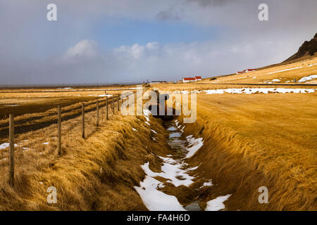 Les terres agricoles et les champs d'herbe au pied du volcan Eyjafjallajökull au début du printemps Banque D'Images