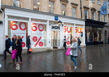 Bath, Somerset, Royaume-Uni. 21 décembre 2015. Plusieurs points de vente au détail tels que les ventes sur l'écartement des acheteurs comme terminer leurs achats de Noël dans la ville de Spa. Crédit : Richard Wayman/Alamy Live News Banque D'Images