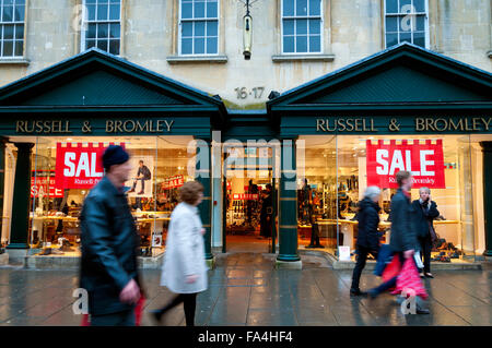 Bath, Somerset, Royaume-Uni. 21 décembre 2015. Plusieurs points de vente au détail tels que Russell & Bromley ont des ventes sur les amateurs de shopping terminer leurs achats de Noël dans la ville de Spa. Crédit : Richard Wayman/Alamy Live News Banque D'Images