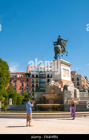 Couple de touristes prenant des photos en Oriente. Madrid, Espagne. Banque D'Images