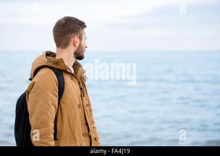 Portrait d'un jeune homme regardant la mer en plein air Banque D'Images