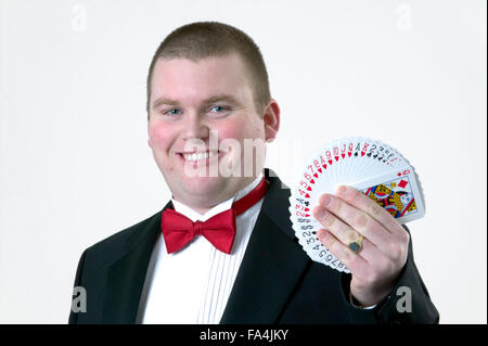 Magicien d'effectuer un tour de magie avec un paquet de cartes, Banque D'Images