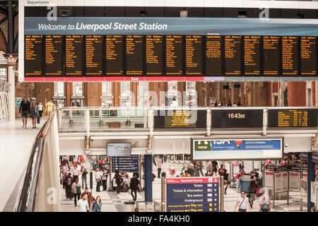 Vue de la gare de Liverpool Street à Londres avec les tableaux des départs et les banlieusards Banque D'Images