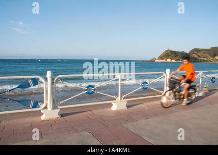 Cycliste à la promenade. Santa Marina beach, Ribadesella, Asturies, Espagne. Banque D'Images