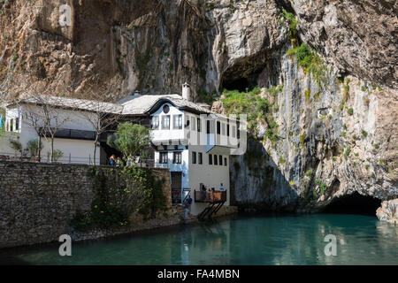 Les jeunes touristes visitent le Blagaj Tekke, le 16 avril 2015 à Blagaj, Bosnie-et-Herzégovine. Banque D'Images